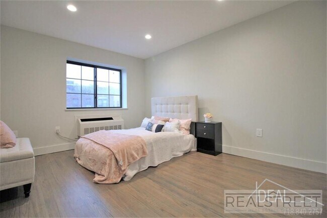 Building Photo - Stunning NEW 1 BED in PLG!