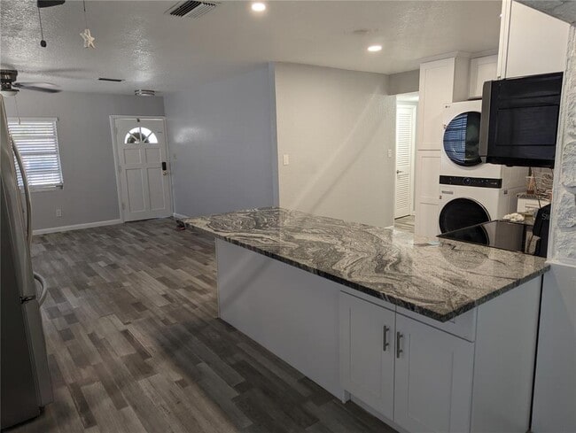 Building Photo - 206 N Gunlock Ave