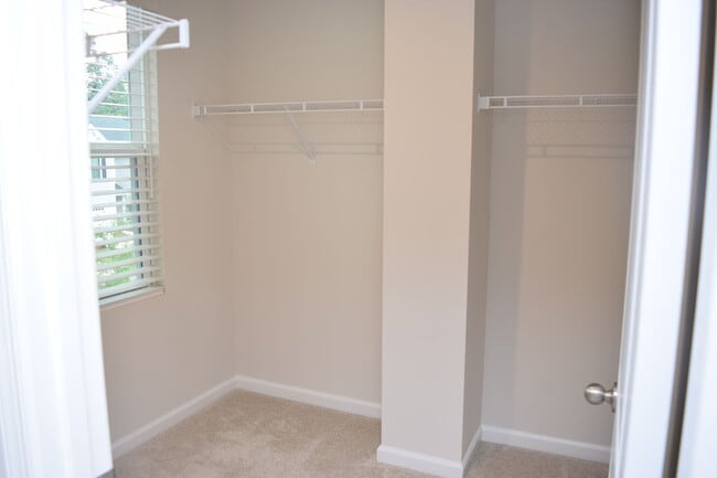 Building Photo - Modern 3-Bedroom Townhouse with Garage & P...