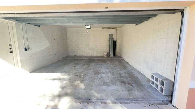 Building Photo - 3 BEDROOM 2 BATH 2 CAR GARAGE CONDO