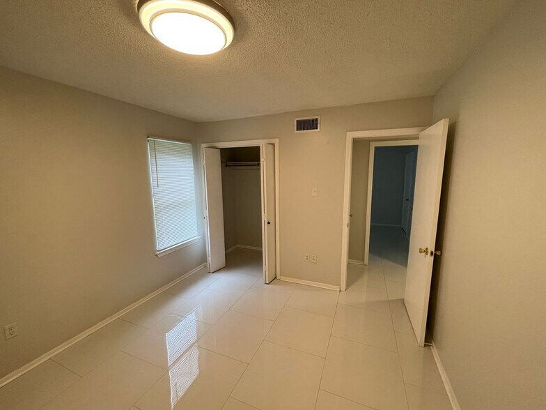 Building Photo - 390 Guzzardo Ln