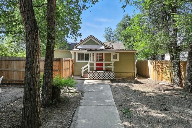 Building Photo - Beautifully Renovated Home with Modern Com...