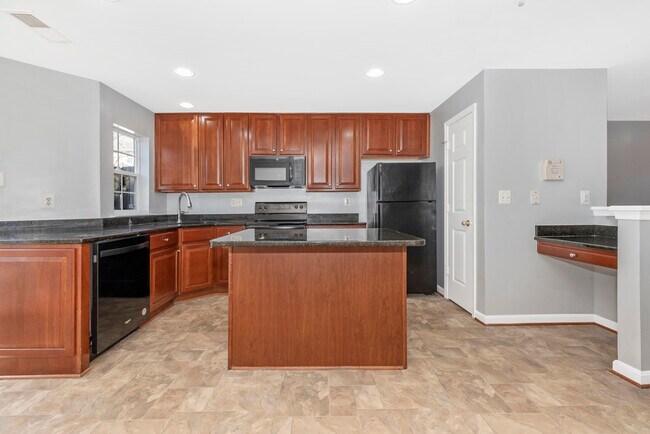 Building Photo - 618 Cawley Dr