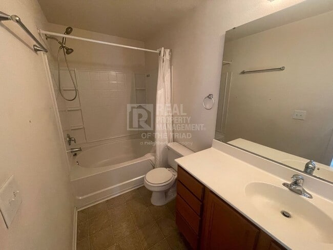 Building Photo - Amazing End Unit 3bd/2.5ba Townhome zoned ...