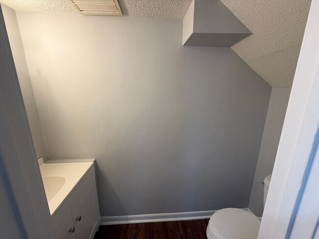 Building Photo - Spacious 3 Bedroom Townhome in Oak Park