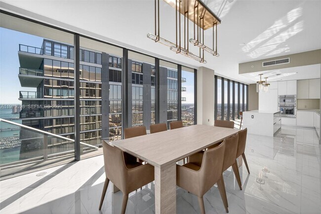 Building Photo - 700 NE 24th St