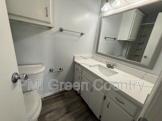 Building Photo - 322 W Quantico St