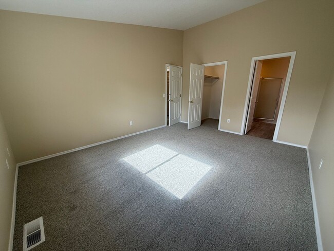 Building Photo - 3 Bed/2 Bath Single Level Home with Fenced Backyard