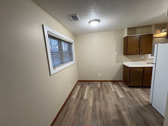 Building Photo - Available May 6th! Remodeled 1 bedroom unit