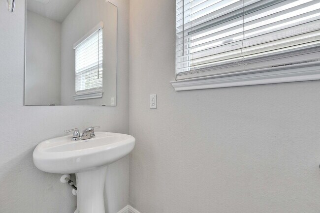 Building Photo - 3 Bedroom Home on Corner Lot - One Month FREE