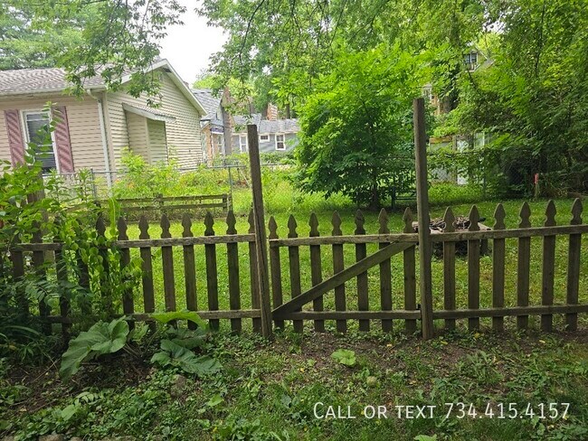 Building Photo - 110 E Summit St