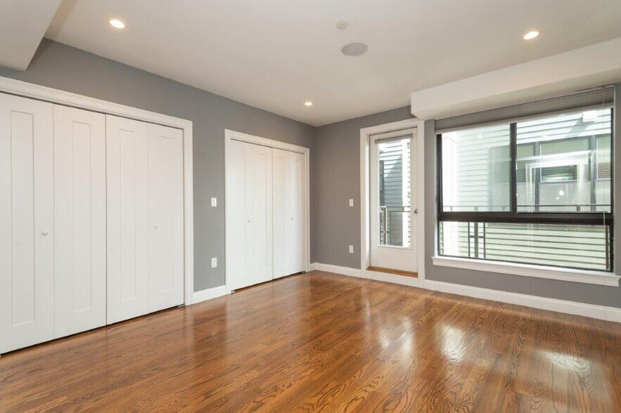Building Photo - 339 D St
