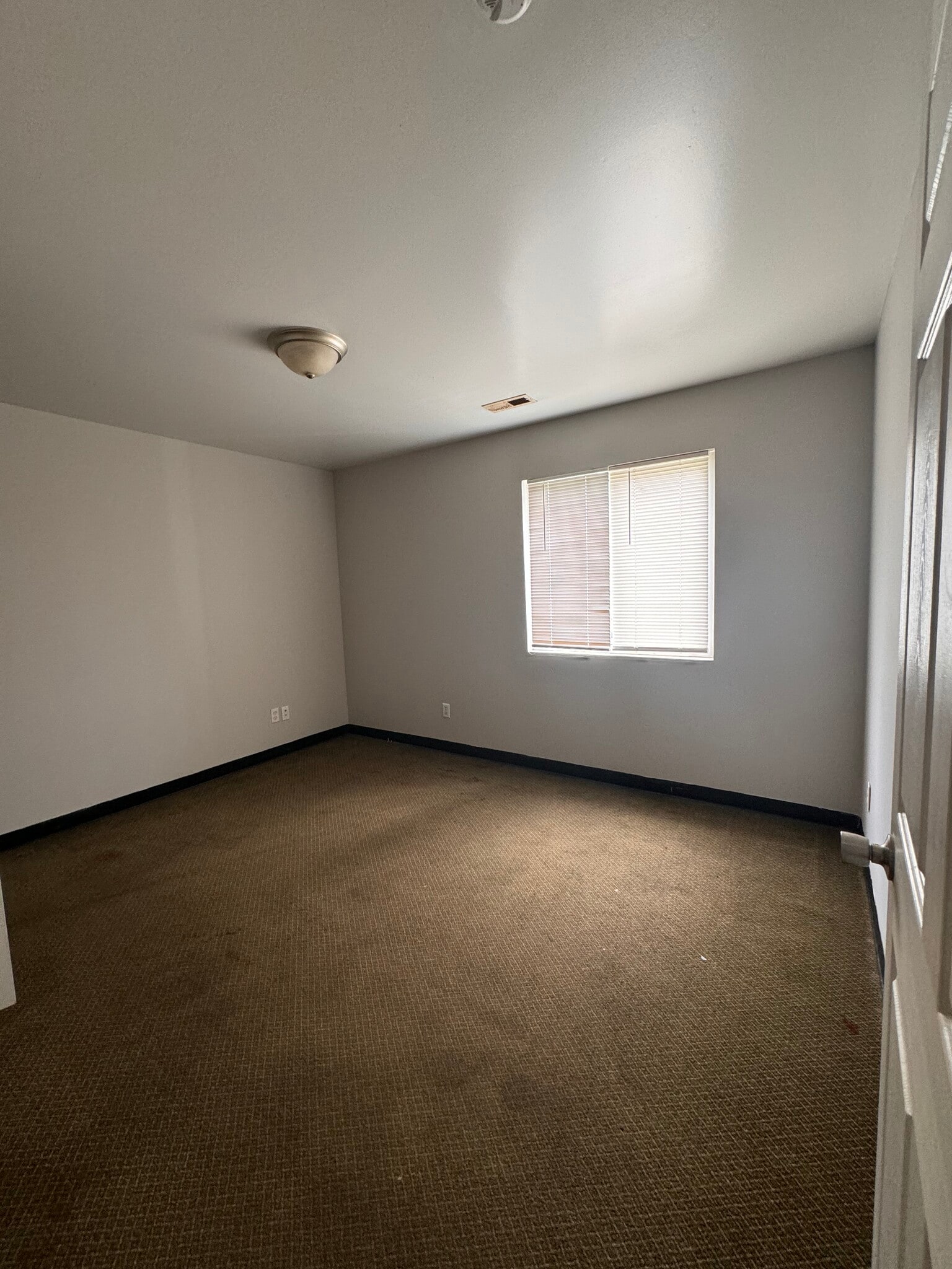 Building Photo - 405 S Graham Ave