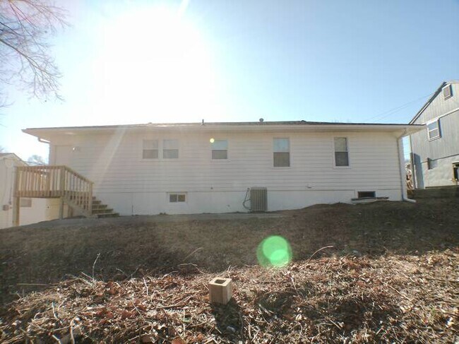 Building Photo - Beautiful 4 bedrooms and 2 full baths with vanity in a beautiful house at Longwood Ave Kansas Cit...