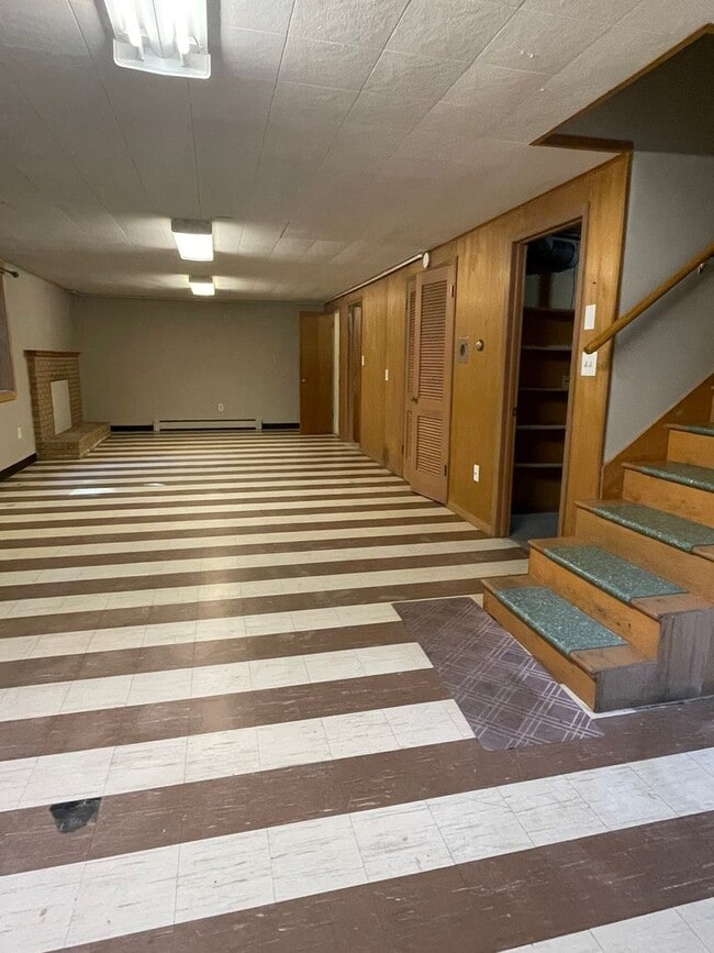 Building Photo - STUDENTS WELCOME! Sprawling Ranch Style 3 Bedroom 3 Bath Home w/ finished basement in Midtown For...