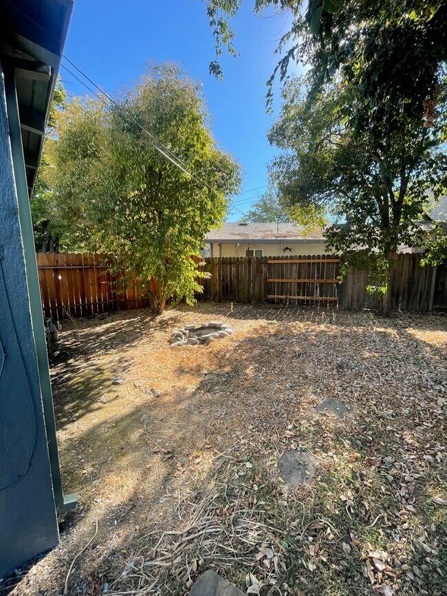 Building Photo - Charming Pet Friendly 3-Bedroom in Quiet C...