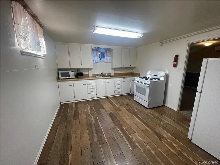 Gas Stove - 1210 Vance St