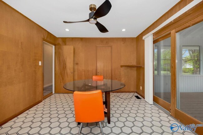 Building Photo - 1610 Chapman Ave NE