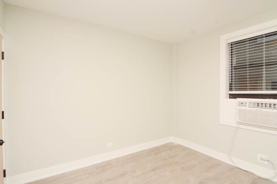 Building Photo - 510 W Belmont Ave