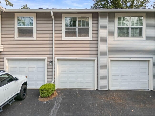 Building Photo - Charming 2 Bed Condo in DuPont | Fresh Pai...