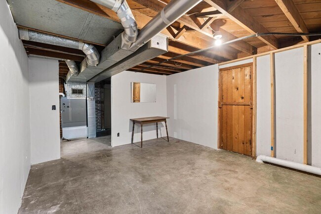 Building Photo - Beautifully maintained 1-bdrm/1-bath unit in 4-plex. Fireplace, off-street parking, laundry, grea...