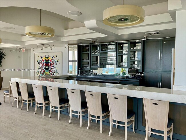 Building Photo - 16425 Collins Ave
