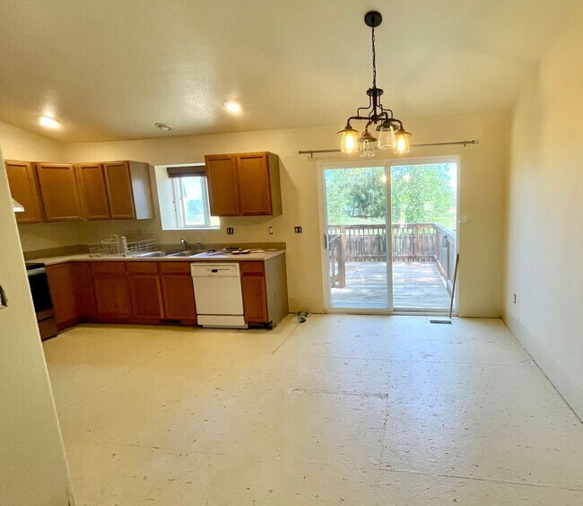 Building Photo - 348 Albion Way