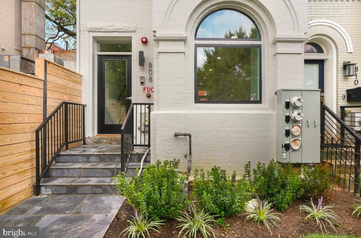 Building Photo - 808 12th St NE