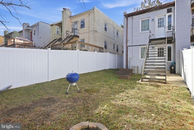 Building Photo - 422 Burbank St SE