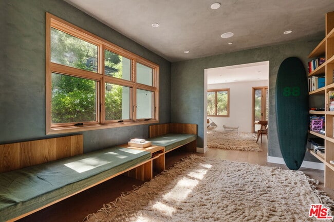 Building Photo - 1149 Old Topanga Canyon Rd