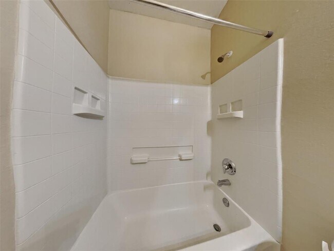 Building Photo - 25942 Ravenside Dr