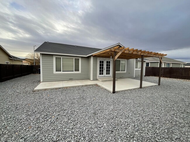 Building Photo - Charming 3 Bedroom Newer Home