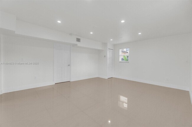 Building Photo - 5520 SW 91 Ave