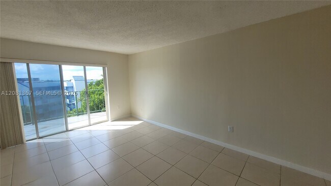 Building Photo - 9360 Fontainebleau Blvd
