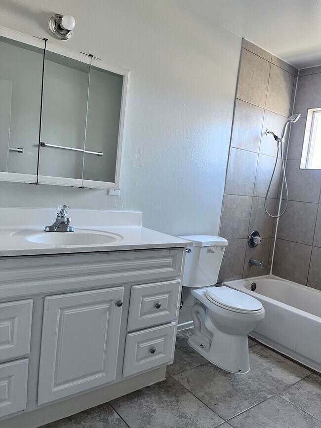 Building Photo - Taylor 4-Plex (25229)(DD)