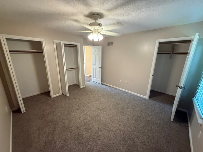 Building Photo - 2 Bed, 1.5 Bath Renovated Townhome!