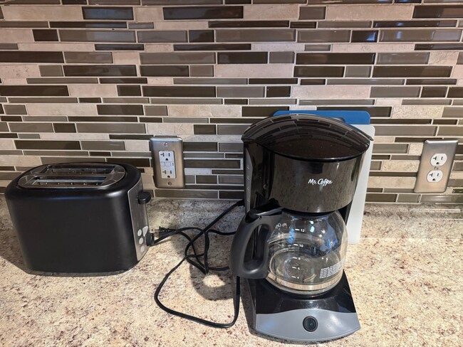 Building Photo - Stylish First-Floor Condo by Daffin Park with All-Inclusive Utilities