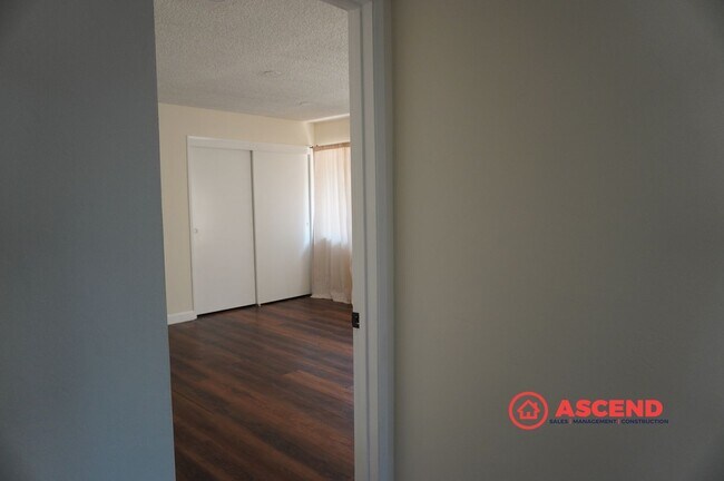 Building Photo - Spacious 4BR/2BA Bakersfield Home with Fireplace