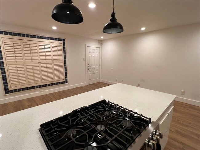 Building Photo - 505 W 7th St