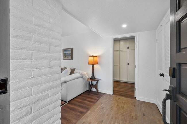 Building Photo - 7 Month Furnished Condo at Collwood Manor