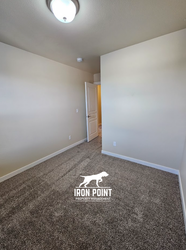 Building Photo - 3bed/2.5 bath Townhome in Boise w/2 Car Ga...