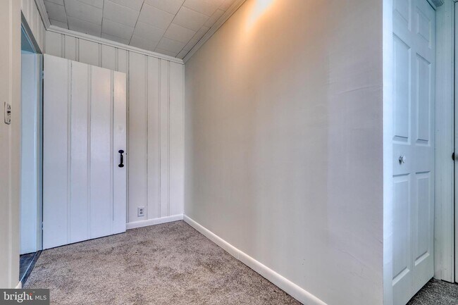 Building Photo - 2166 Lake Dr