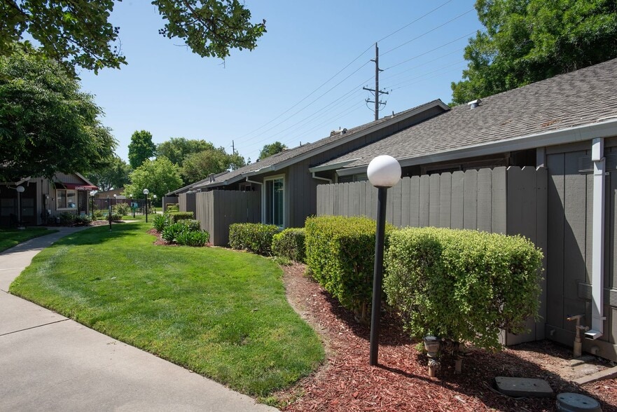 Community grounds - Meritage Apartments