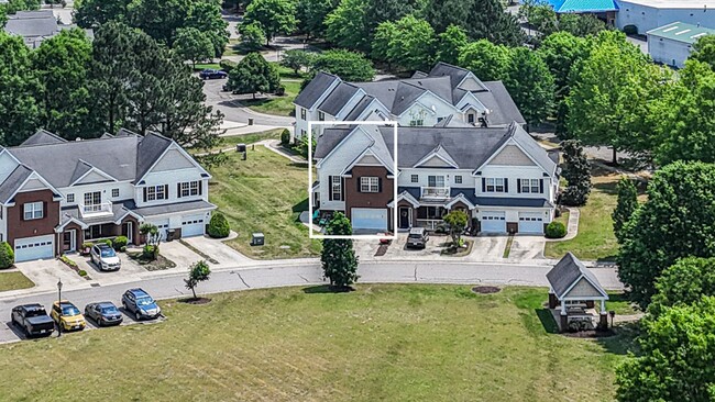 Building Photo - Stunning and Spacious 3 Bedroom 2.5 Bath C...
