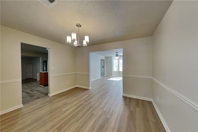 Building Photo - 137 Legend Creek Dr