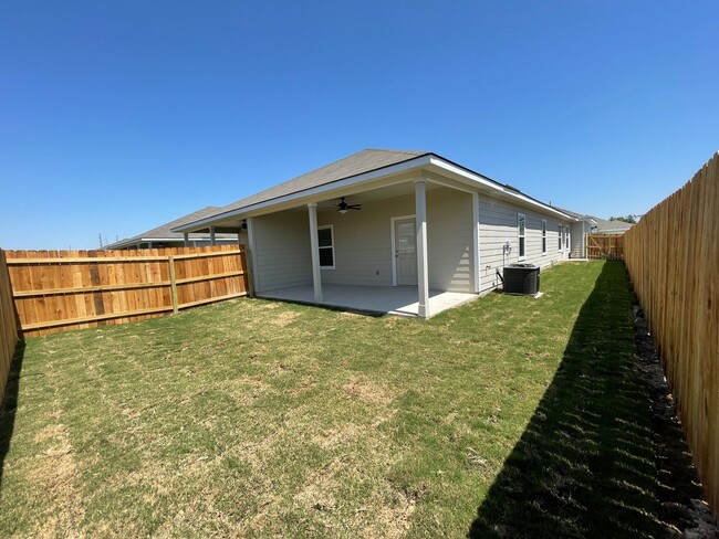 Building Photo - TOWNHOME FOR RENT