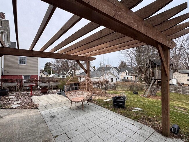 Building Photo - 69 Russell Ave