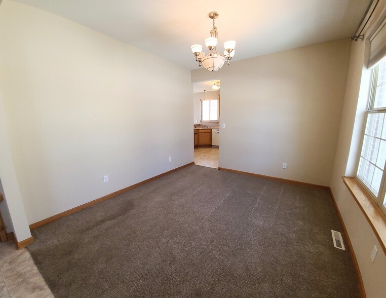 Building Photo - 1805 Deer Path