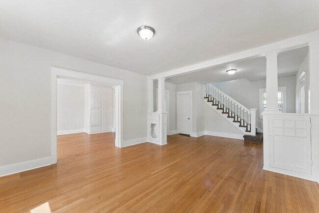 Building Photo - Welcome home to this stunning, light-filled rental that truly has it all! Featuring huge living s...