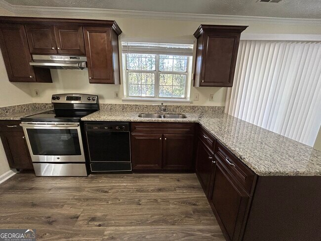 Building Photo - 4800 Streamside Dr